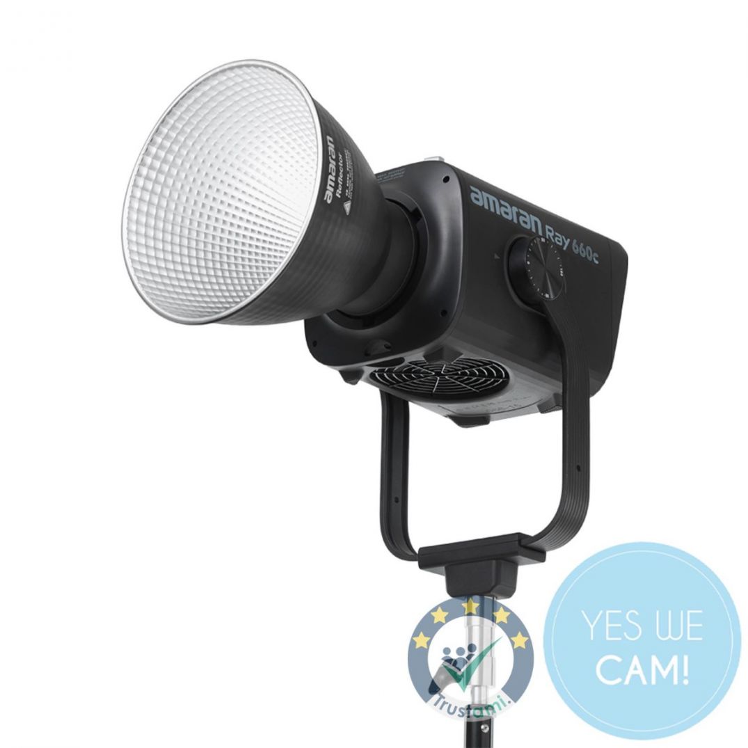 amaran Ray 660c Vollfarb-COB-LED-Leuchte mit montiertem Reflektor auf Stativ, schräg von vorne freigestellt