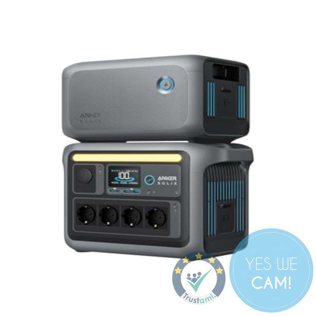 Anker SOLIX C1000X Power Station mit BP1000 Erweiterungsbatterie in gestapelter Studioansicht mit Display und AC-Steckdosen