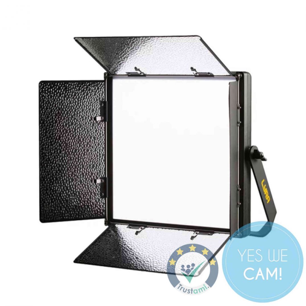 Ikan Lyra POE 1 x 1 Bi Color LED Studioleuchte mit vier geöffneten Flügeltoren, weißer Diffusionsfläche und seitlichem Montagebügel.