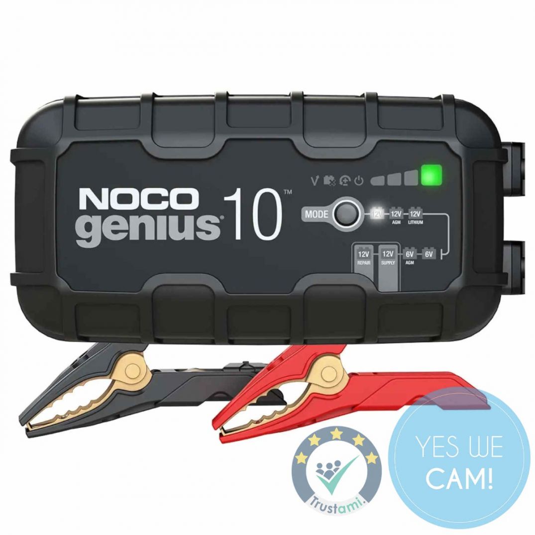 NOCO GENIUS10EU 10A Batterieladegerät neben einer Fahrzeugbatterie für kontrolliertes Laden und Batteriepflege