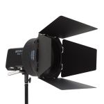 amaran Fresnel mit montierten Barn Doors im Einsatz an der amaran Ray 360c zur präzisen Lichtformung