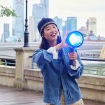 Anwendungsszene mit amaran Mini Fresnel im Outdoor-Einsatz, handgeführtes Licht mit fokussiertem Lichtstrahl in urbaner Umgebung