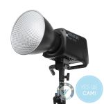 amaran Ray 360c LED-COB-Leuchte mit montiertem Reflektor auf Stativ, schräg von vorn freigestellt