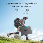 Anker PS100 Solarpanel eingeklappt mit blauem Griff, von Wanderer im Gelände getragen, mit Angaben zu Gewicht und Maßen.