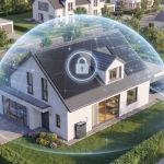 Wohnhaus mit Solaranlage und digitalem Schutzsymbol
