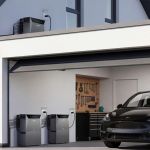 Anker SOLIX Solarbank 4 E5000 Pro in einer Garage mit Elektroauto