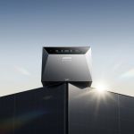 Anker SOLIX Solarbank 4 E5000 Pro vor Solarmodulen