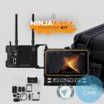 ATOMOS NINJA ULTRA CREATORS KIT mit Ninja Ultra Monitor-Recorder, Atomos Connect, AtomX Cast, Zubehörteilen und Hartschalenkoffer vor grauem Hintergrund.
