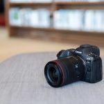 Canon RF 20mm F1.4 L VCM montiert an einer EOS R5 Mark II – lichtstarkes Hybrid-Objektiv für kreative Foto- und Videoaufnahmen.
