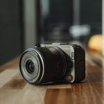 Canon EOS R Kamera mit montiertem RF-S Power-Zoomobjektiv für Vlogging und Social-Media-Content Creation.