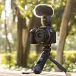 Kompakte Canon APS-C Kamera mit vielseitigem Zoomobjektiv für kreative Fotoideen unterwegs.