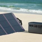 DJI 120 W-Solarpanel von Zignes im Outdoor-Einsatz mit mobiler Powerstation am Strand