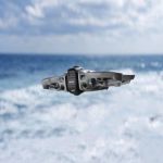 DJI Avata 360 Kameradrohne im Flug vor einer Küstenlandschaft mit Meer