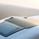 DJI LINKSOLAR 200W flexibles Solarpanel installiert auf dem Dach eines Wohnmobils bei Sonnenuntergang