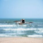 DJI Lito 1 fliegt am Strand mit Meer im Hintergrund für kreative Luftaufnahmen und Reisevideos