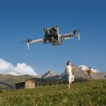 DJI Mini 5 Pro Drohne im Flug über Landschaft – authentische AI E-Commerce Lifestyle-Darstellung für Produktseite.