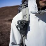 DJI Osmo Nano 64GB Kamera mit Halterung an einem Rucksack befestigt für Outdoor-Aufnahmen