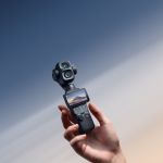 DJI Osmo Pocket 4P handgehalten mit Dual-Kamera und drehbarem Touchscreen