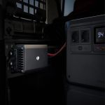 DJI Power 1 kW Auto Schnellladegerät im Camper installiert und mit DJI Power Station verbunden