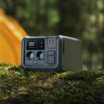 DJI Power 500 EU als mobile Stromversorgung im Outdoor-Einsatz neben einem Zelt im Wald