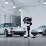 DJI RS 5 Kameragimbal in Studio-Umgebung für professionelle Filmaufnahmen