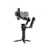 DJI RS 5 Kameragimbal mit montierter Kamera und Tracking-Modul in Studioansicht