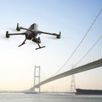 DJI Matrice 400 Enterprise-Drohne mit erweiterten Videoübertragungssystemen.
