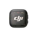 DJI Mic 3 Transmitter in der Ladeschale zusammen mit Empfänger und Zubehör
