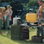 EcoFlow DELTA 3 Classic Powerstation im Outdoor-Camping Einsatz beim Grillen mit Familie neben Van und Fahrrädern