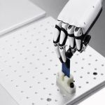 Inspire Robots RH56DFX-2L Roboterhand greift ein blaues Bauteil