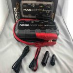 NOCO GB150 Boost Pro Jump Starter mit Verpackung, Starthilfeklemmen, USB-Kabel und 12V-Zubehör im Lieferumfang