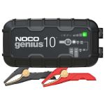 NOCO GENIUS10EU 10A Batterieladegerät neben einer Fahrzeugbatterie für kontrolliertes 