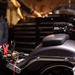 NOCO GENIUS10EU 10A Battery Charger mit roten und schwarzen Batterieklemmen auf weißem Hintergrund