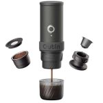 OutIn Mino Space Grey bei der Espressozubereitung mit Kaffeepulver, Filtereinsatz, Kapseladapter