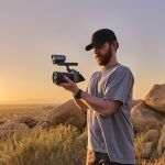 Filmemacher bei einer Außenaufnahme mit Sony FX5 und XLR-Handgriff