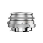 Seitenansicht des THYPOCH Ksana 35mm f/2 ASPH. Silver Chrome mit Entfernungsskala und Leica M Bajonett
