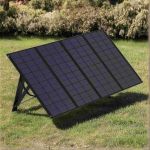 Zendure 400W Portable Solar Panel im Outdoor-Einsatz auf Rasenfläche aufgestellt