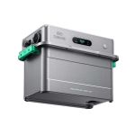 Zendure SolarFlow 1600 AC+ Speicherlösung für Balkonkraftwerk in schräger Perspektive mit Anschlussports und Halterung