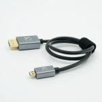 ZILR 4Kp60 1 m Full to Micro Hyper Thin HDMI Kabel mit Full Size HDMI und Micro HDMI Anschluss auf hellem Hintergrund.