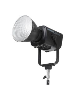 amaran Ray 660c Vollfarb-COB-LED-Leuchte mit montiertem Reflektor auf Stativ, schräg von vorne