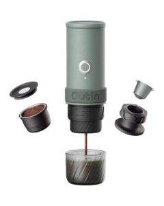 OutIn Mino Canyon Green portable Espressomaschine bei der Espresso-Extraktion