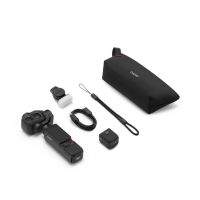 DJI Osmo Pocket 4P Standard Combo mit Kamera und Zubehör aus schräger Perspektive